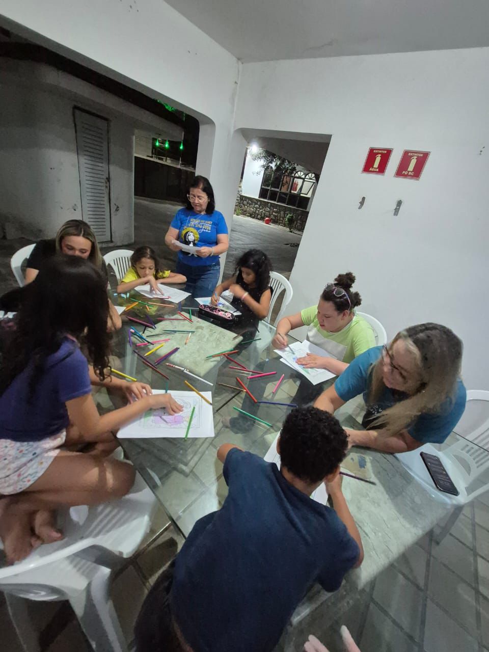 Crianças em atividade acompanhada por voluntárias em ambiente protegido da obra Maria Goretti.